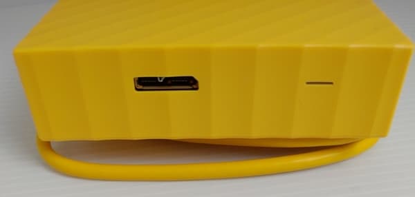 08 WD My Passport 4TB 2.5吋行動硬碟 USB 連接孔與燈號