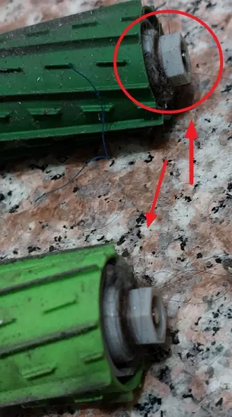12-iRobot-Roomba-i7-Cleaning-Head-Module-hairs