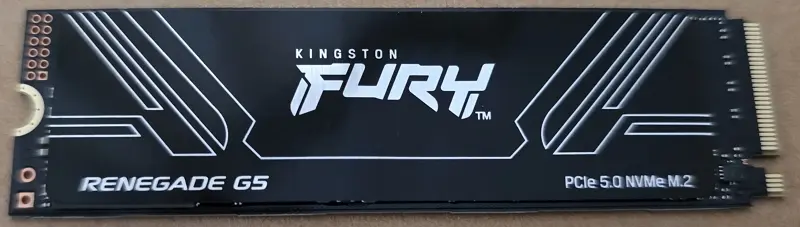 Kingston FURY Renegade G5 憑 SM2508 達成 14,800MB/s,終結過熱降速夢魘! 9 02_250921_Kingston FURY Renegade G5 top view